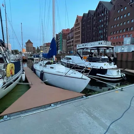 Yacht Centrum W Yachcie Zaglowym *