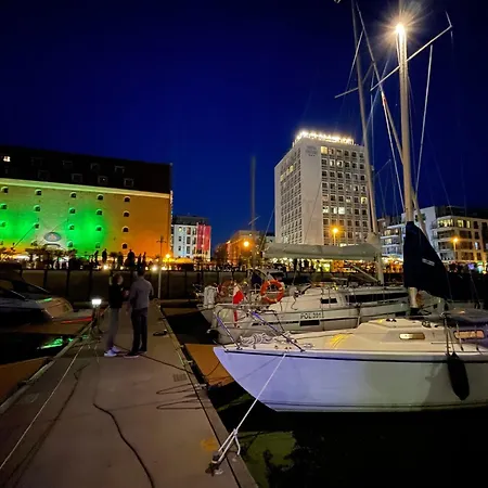Yacht Centrum W Yachcie Zaglowym *