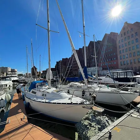 Yacht Centrum W Yachcie Zaglowym Gdaňsk
