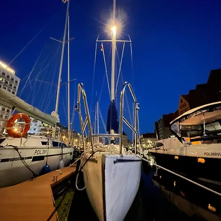 Yacht Centrum W Yachcie Zaglowym Botel