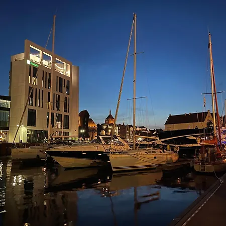 Yacht Centrum W Yachcie Zaglowym Gdaňsk