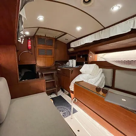 Yacht Centrum W Yachcie Zaglowym *