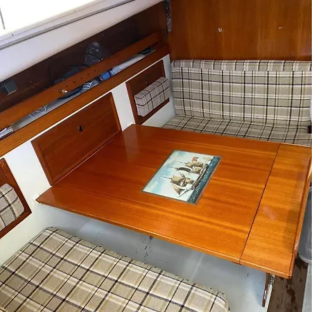 Botel Yacht Centrum W Yachcie Zaglowym
